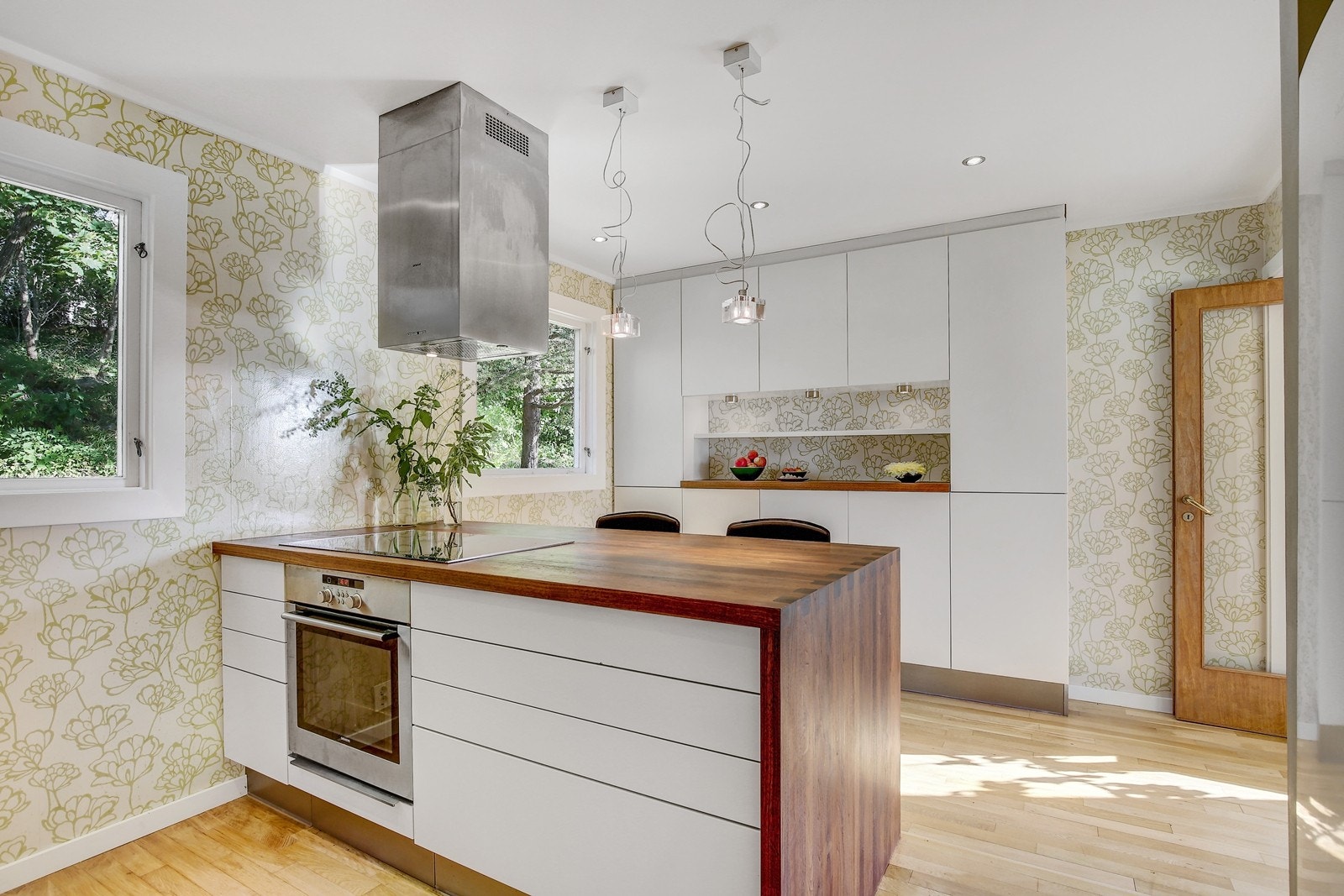 Pent kjøkken med integrerte hvitevarer og sitteplass Galleribilde