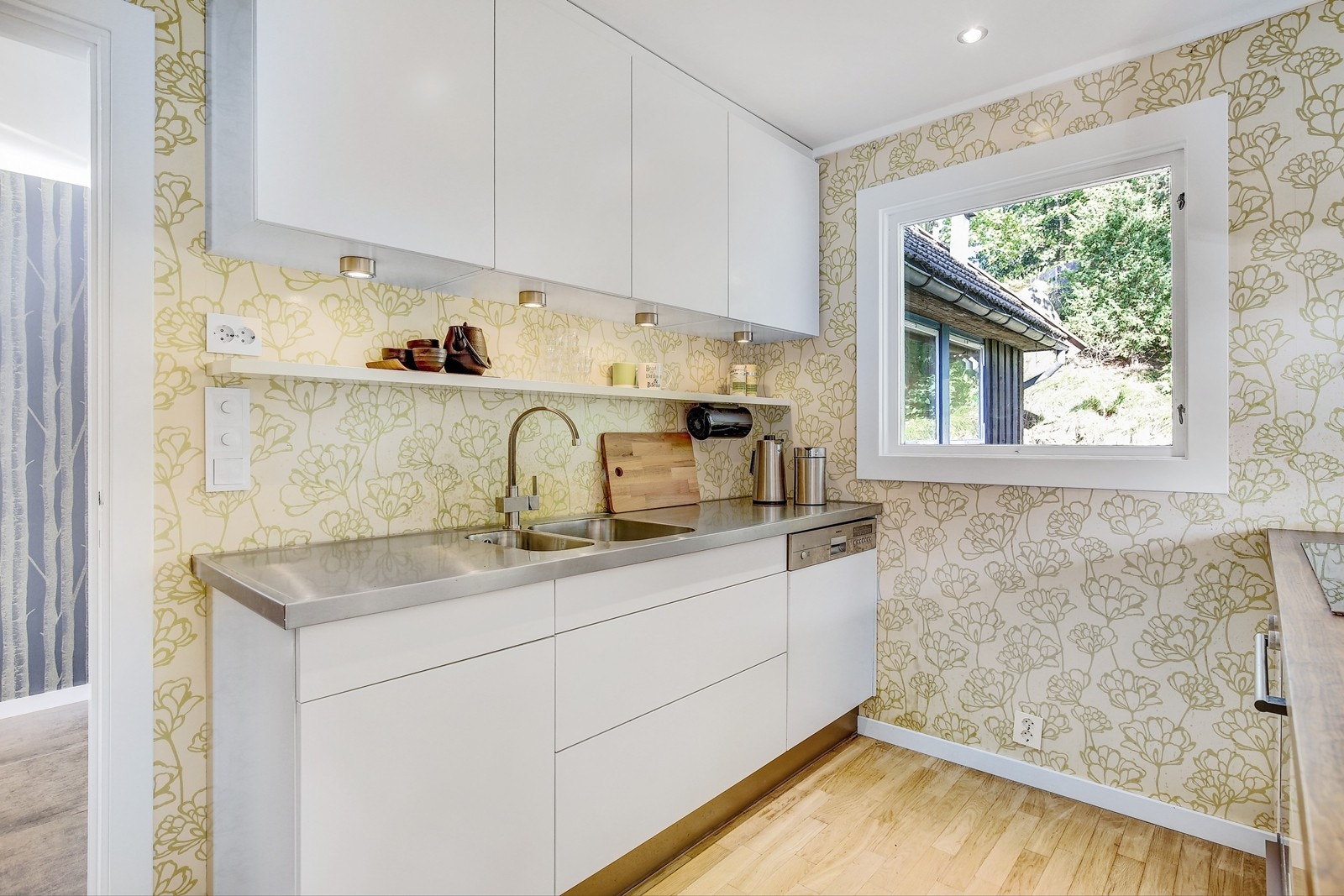 Pent kjøkken med integrerte hvitevarer Galleribilde