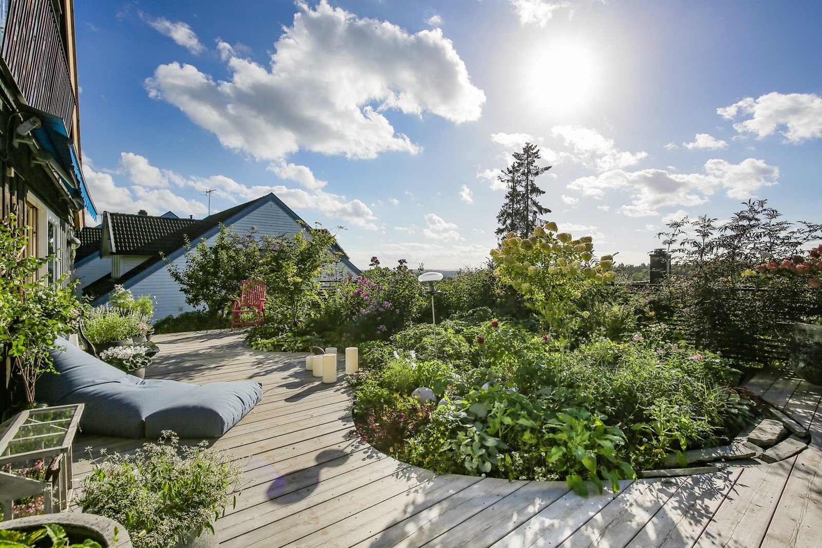 Vestvendt terrasse med gode solforhold - En egen liten oase Galleribilde
