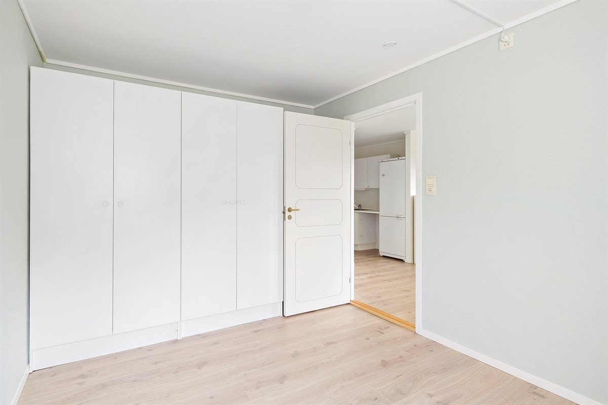 Lyst soverom med nye gulv og god skapplass Galleribilde