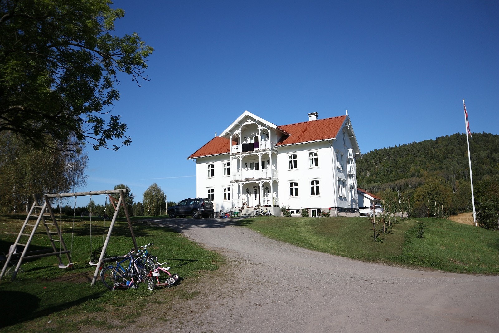 Front hovedhus og leikeplass. Galleribilde