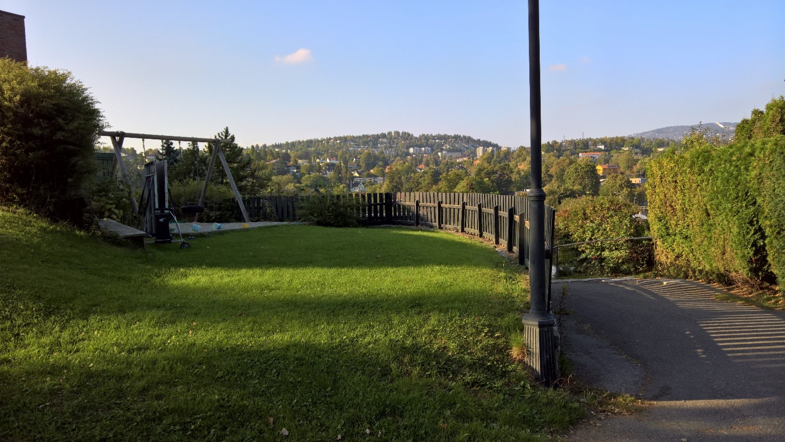 Felles uteplass med huske Galleribilde