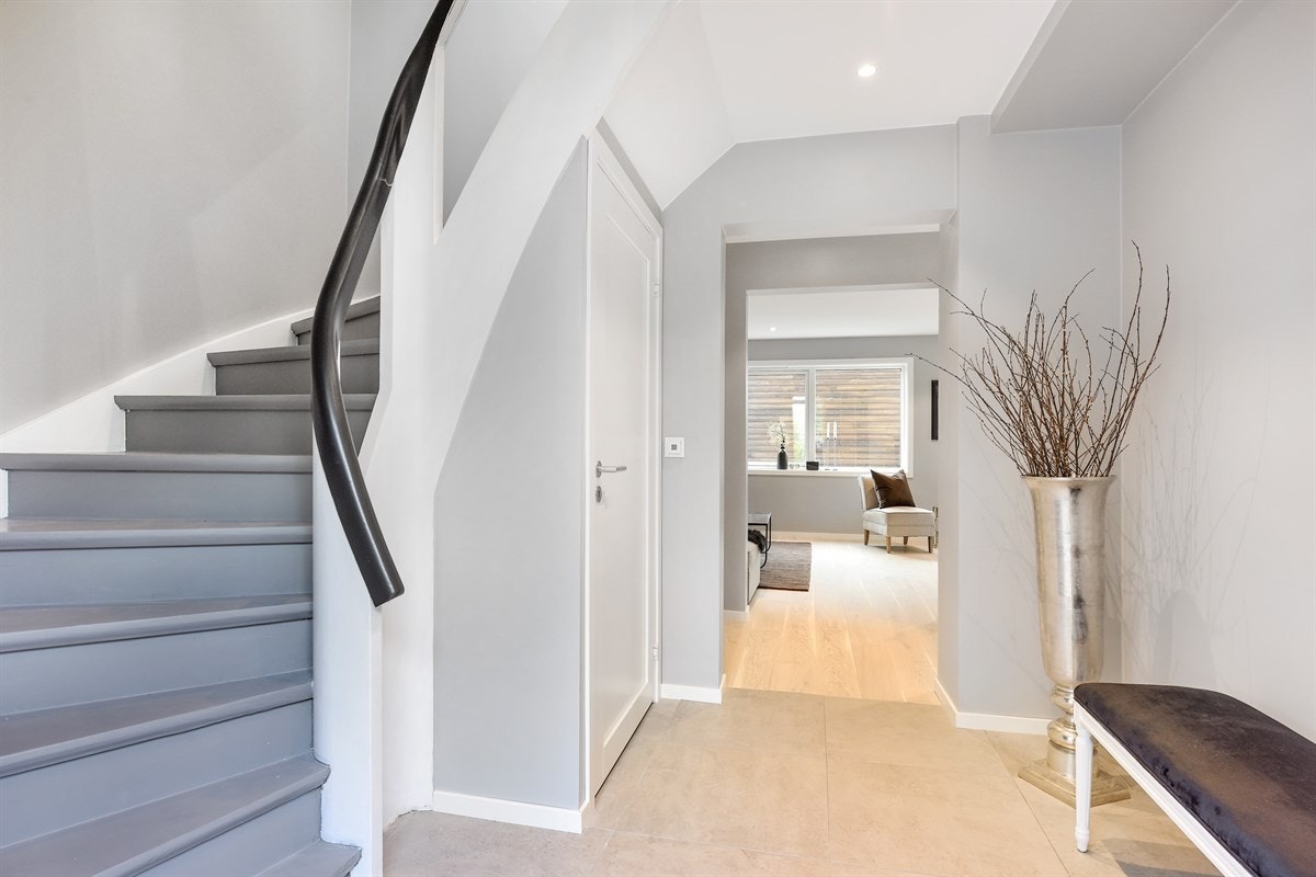 Entré - det vil bli montert skyvedørsgarderobe Galleribilde