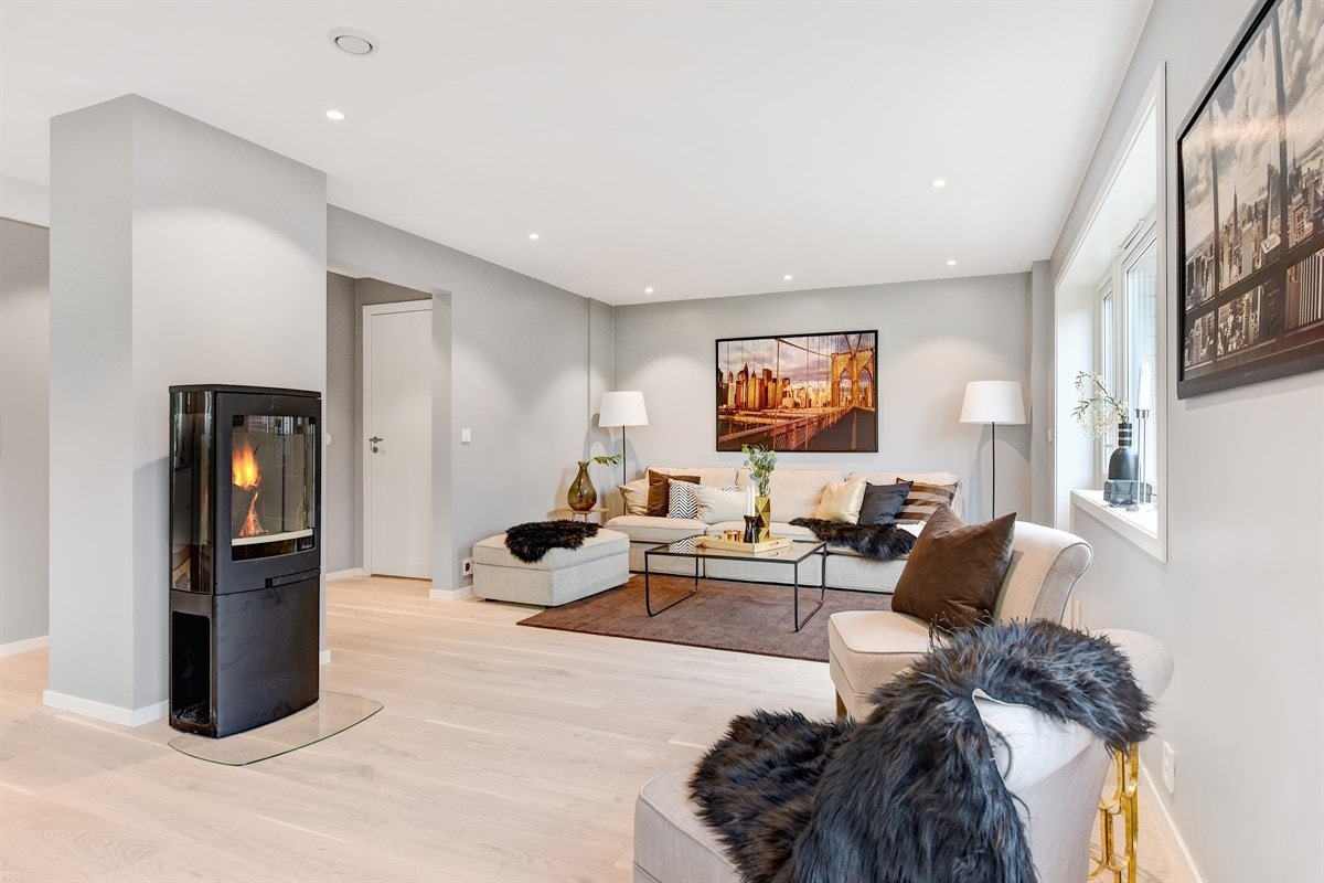 Lofthus terrasse 12 er en lekker enebolig over tre plan, beliggende attraktivt til i en lite trafikkert vei. Galleribilde