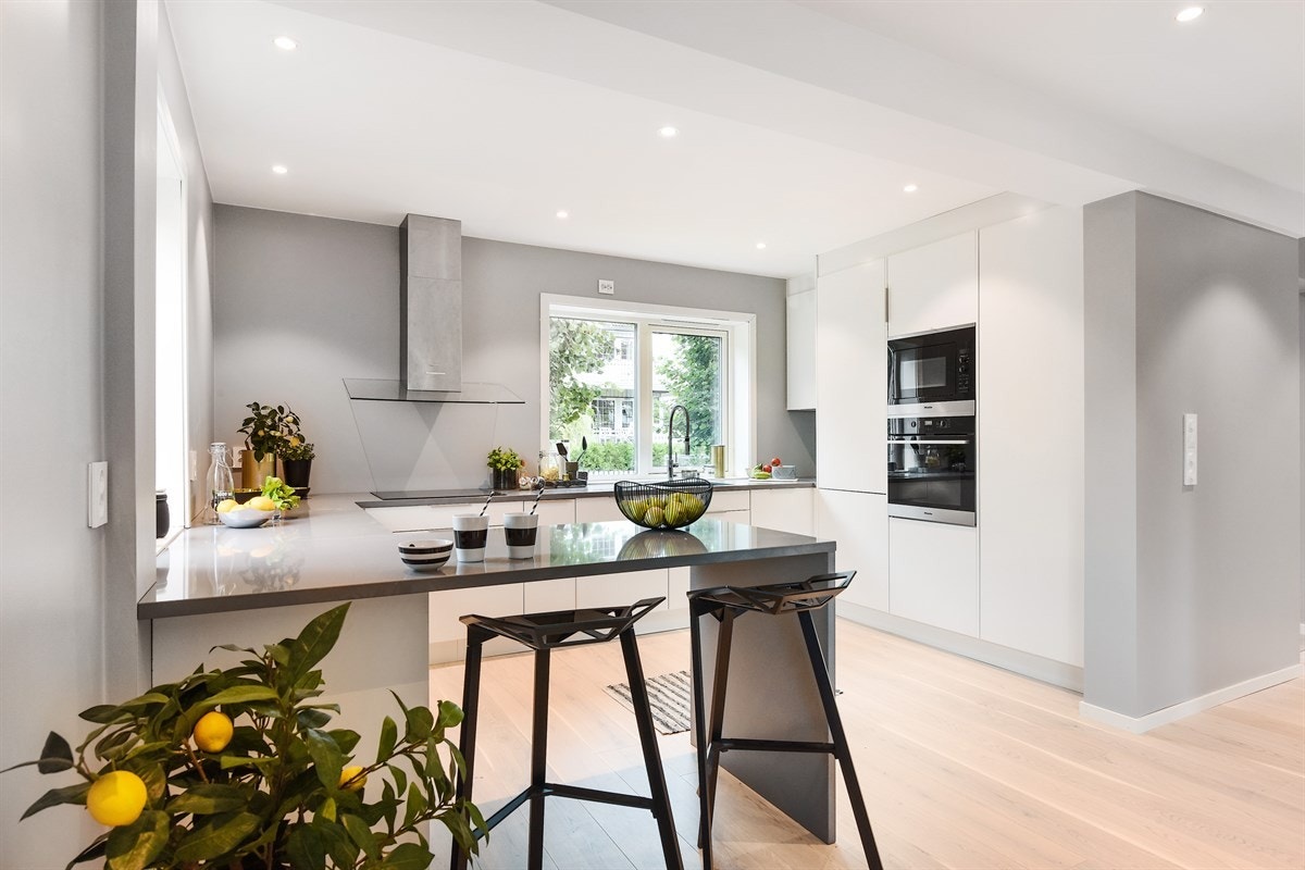 Det er rikelig med oppbevaringsplass i skuffer og skap, samt god arbeidsplass ved kompositt benkeplate. Galleribilde