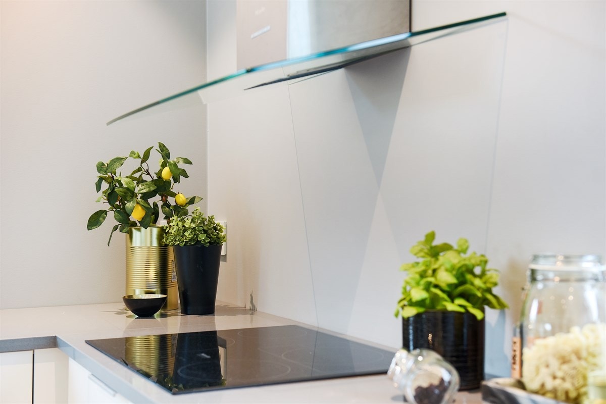 Her medfølger stekeovn med pyrolyse, induksjonstopp med faseterte kanter, kombinert kjøl/frys og en topp moderne ventilator. Galleribilde