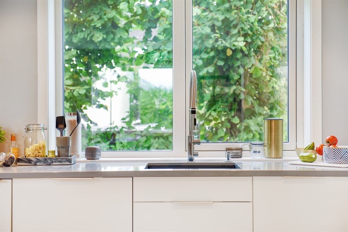 Videre er det underlimt Blancovask, blandebatteri fra Tapwell og integrerte hvitevarer fra Miele. Galleribilde