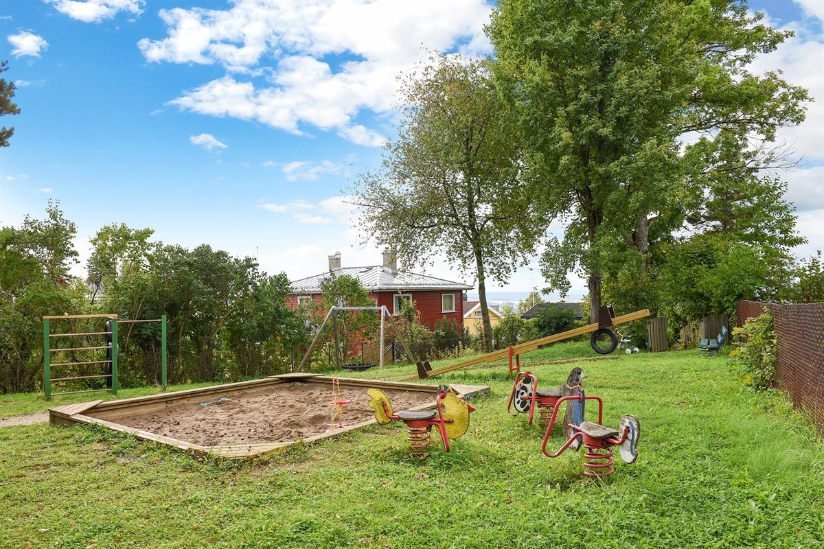Lekepark på naboeiendommen. Galleribilde