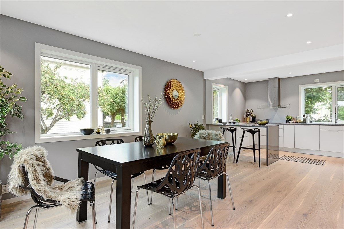 Romslig spisestue med plass for mange tilbords. Galleribilde