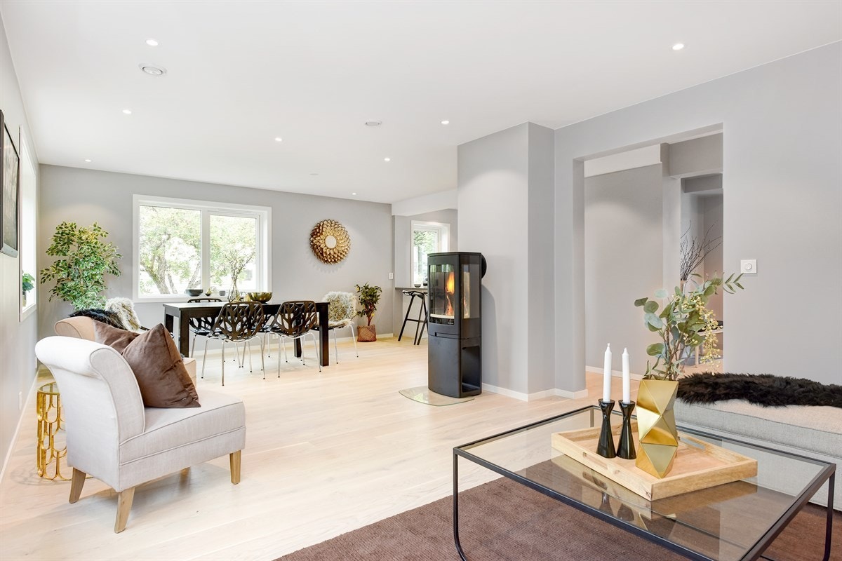 Innsidens materialvalg og farger fremstår også i skjønn balanse. Her er det gjennomgående lekker enstavs parkettgulv fra Kährs, vegger med harmoniske farger og store vinduer som bidrar til herlige lysforhold. Galleribilde