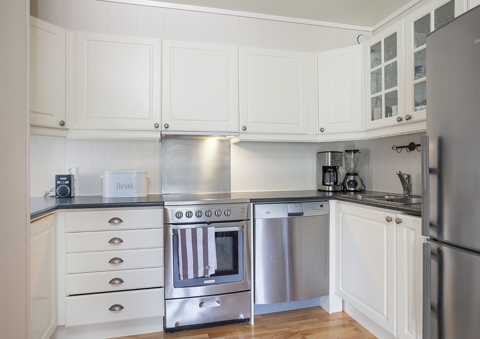 Kjøkken med detaljer i stål Galleribilde