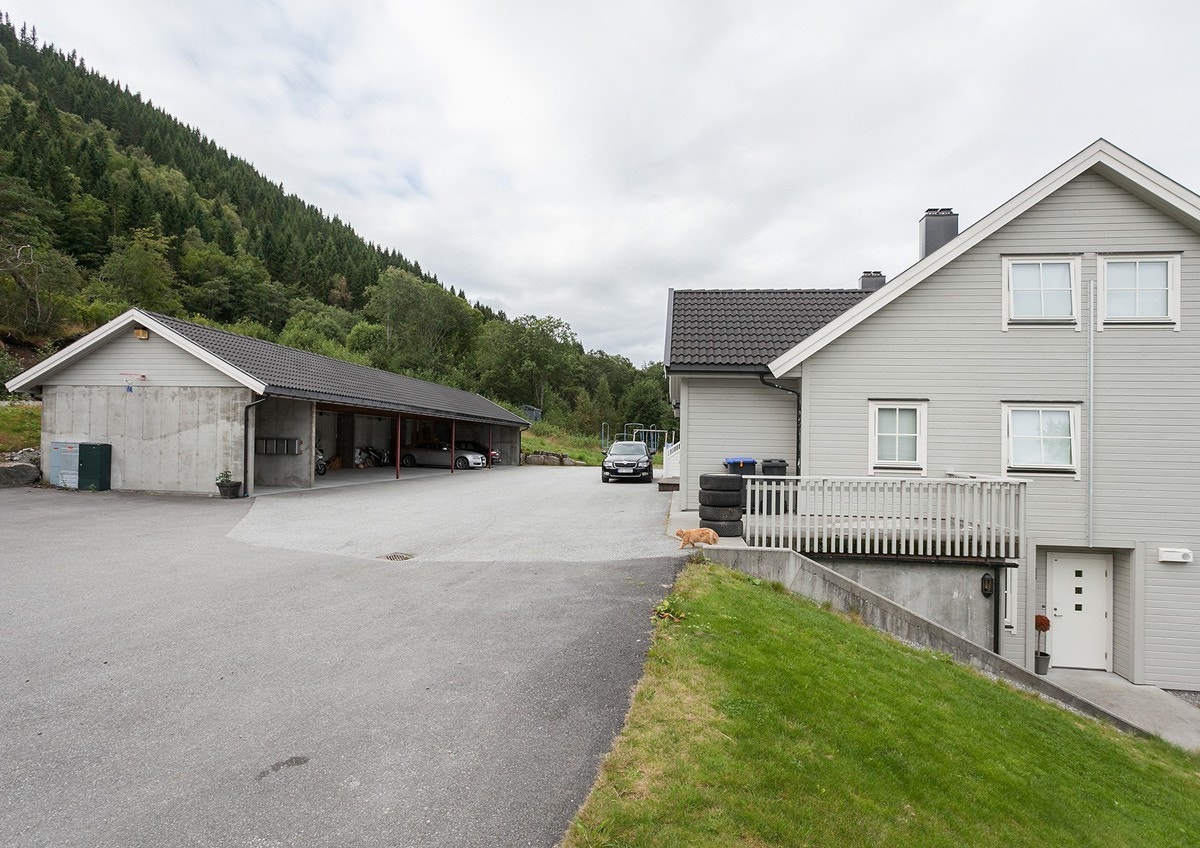 Egen parkeringsplass i felles carportanlegg medfølger leiligheten Galleribilde