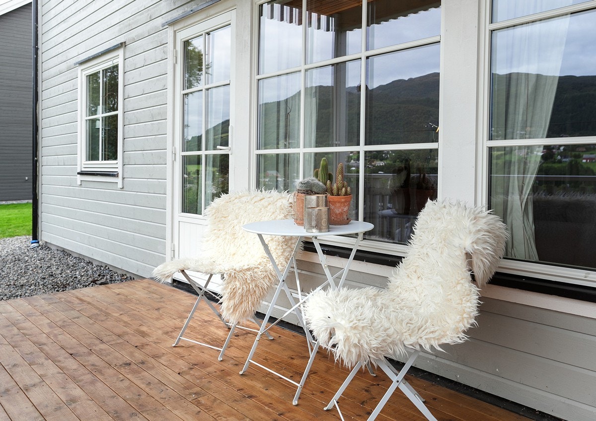 Koselig terrasse på bakkeplan Galleribilde