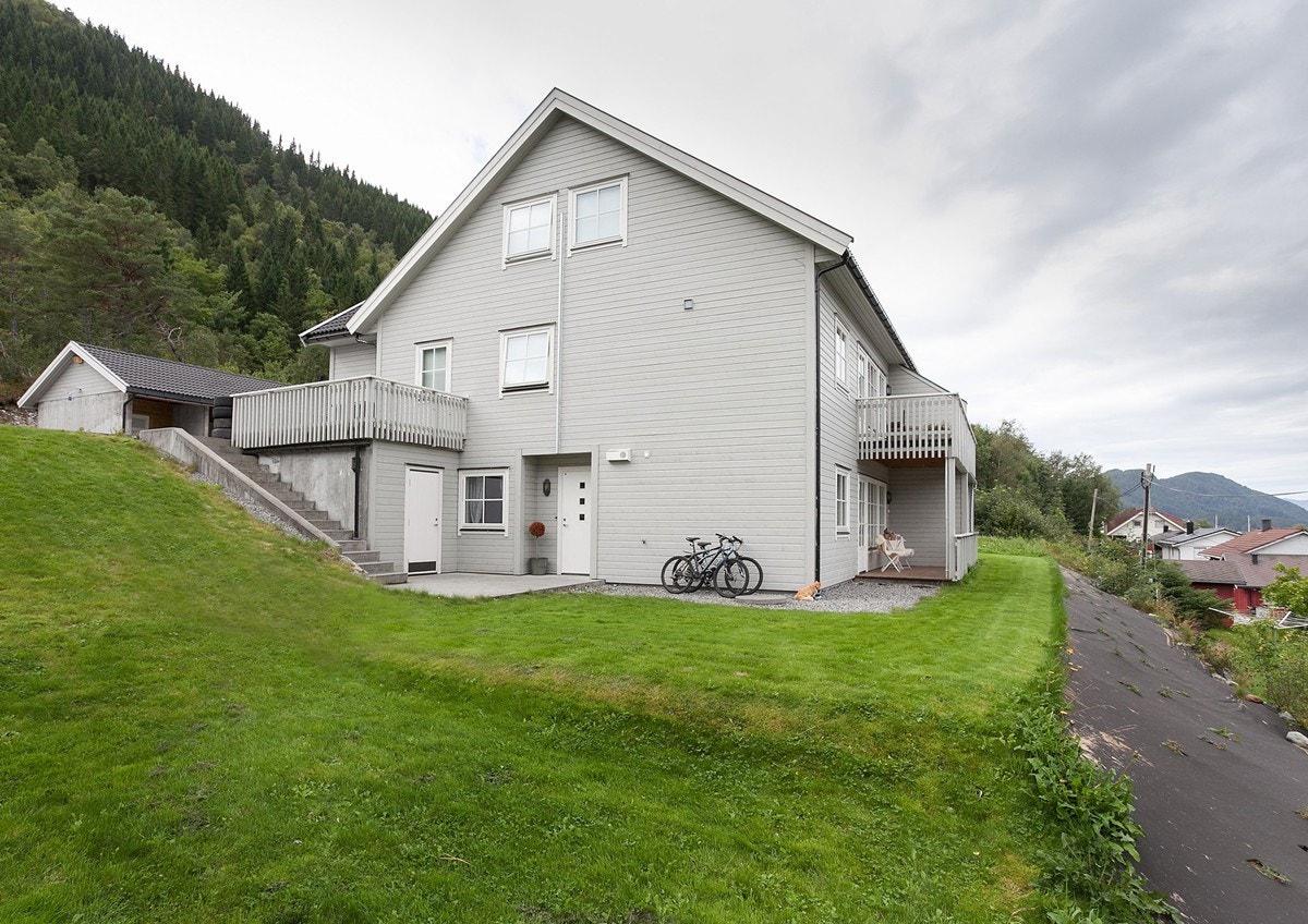 Leiligheten ligger i byggets underetasje Galleribilde