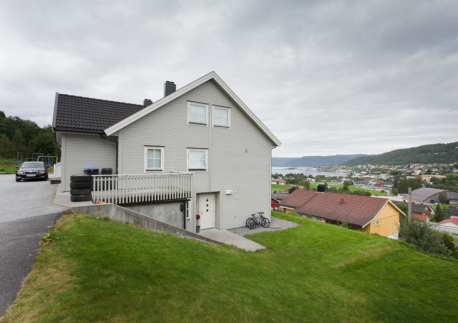 Støpt trapp ned til leilighetens hovedinngang Galleribilde