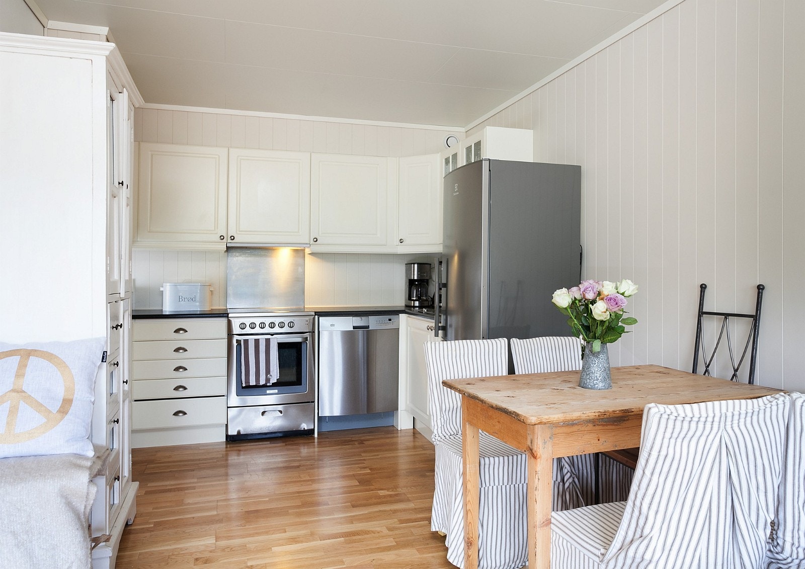 Trivelig kjøkken med plass til spisegruppe Galleribilde