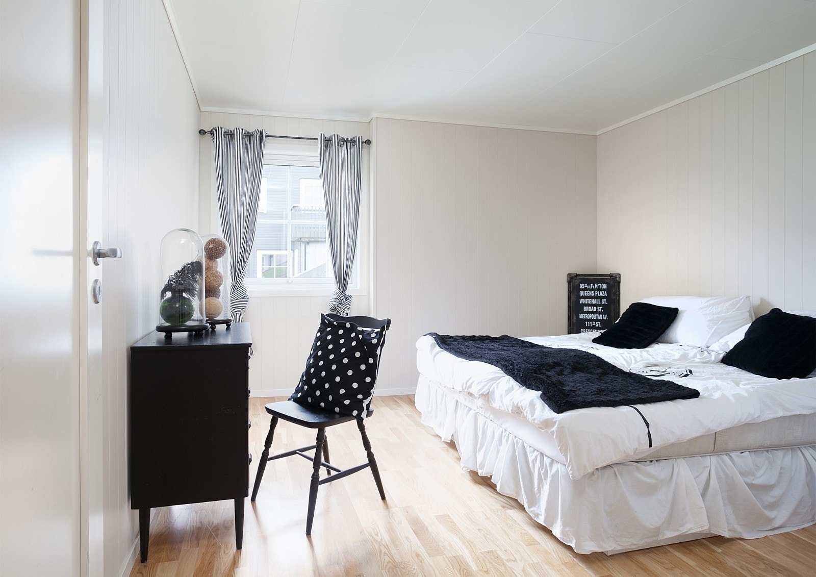 Lyst og romslig soverom Galleribilde