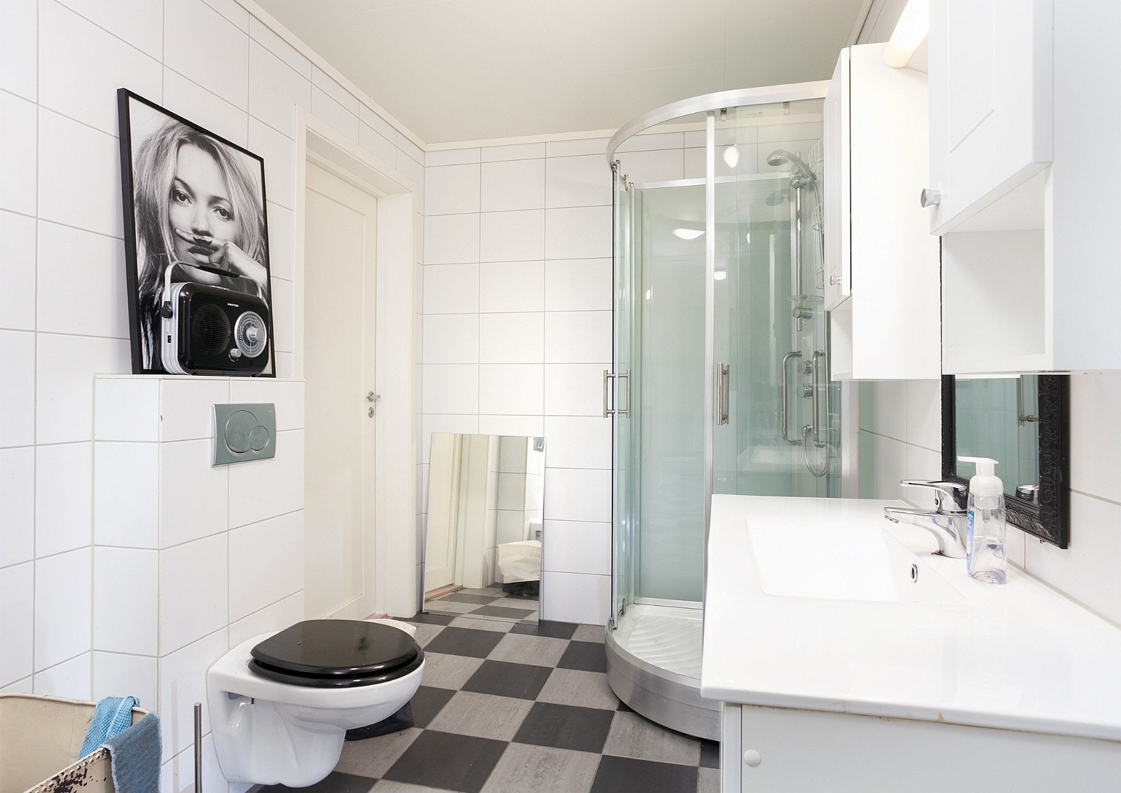 Stilig bad med vegghengt wc og dusjkabinett Galleribilde