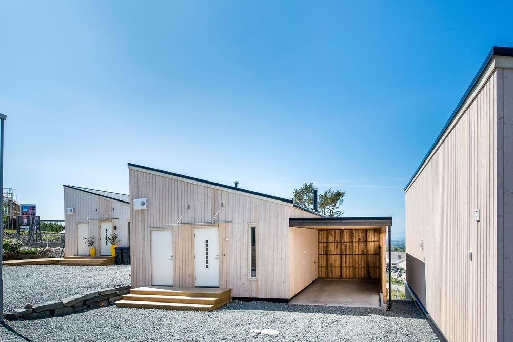 Parkering i carport, romslig gårdsrom, og trapp ned til hage Galleribilde