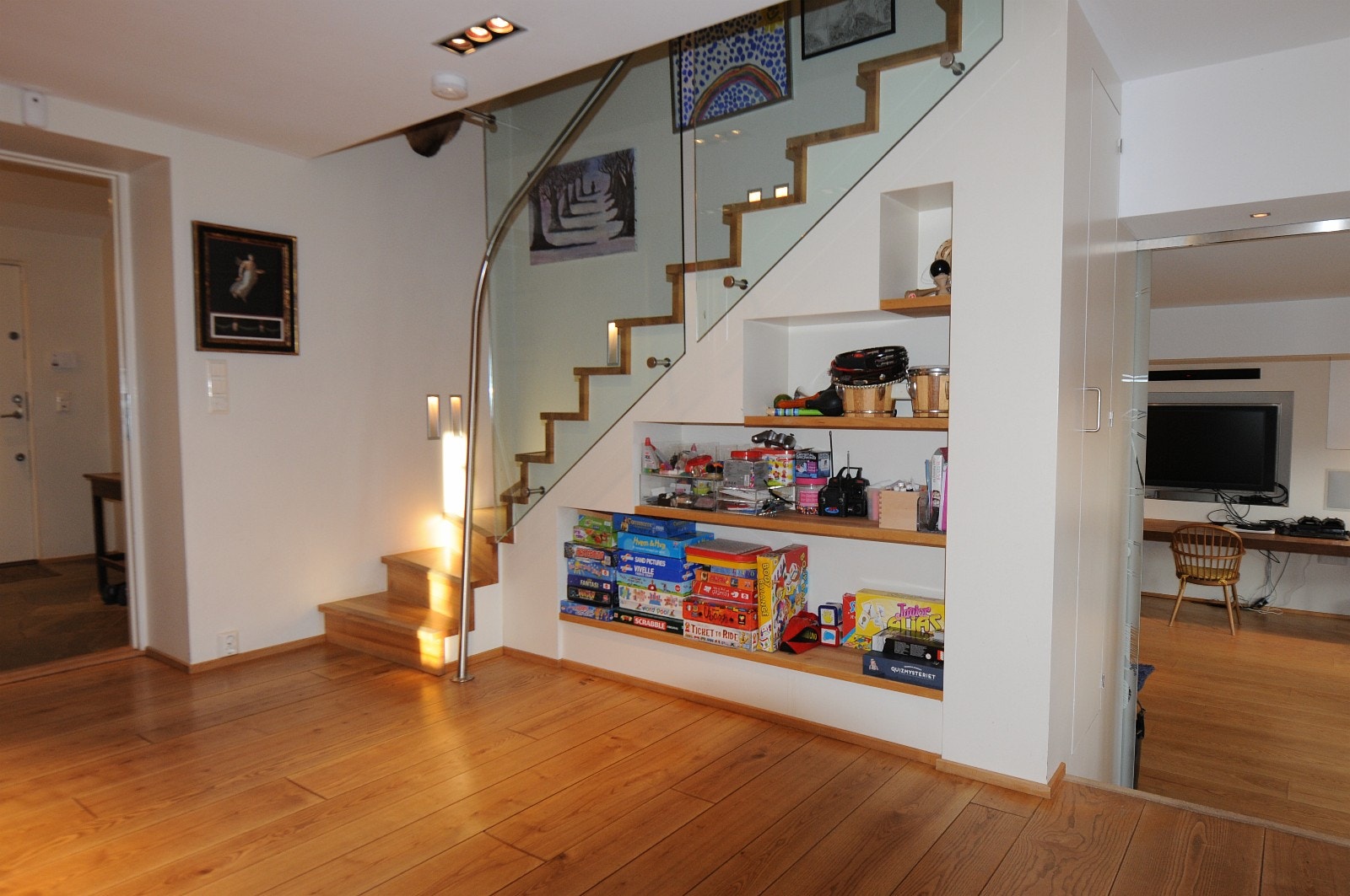 Mellomstue/bibliotek mellom "den gamle stuen og "den nye stuen" med tidl. innredning - nå uten innredning: Galleribilde