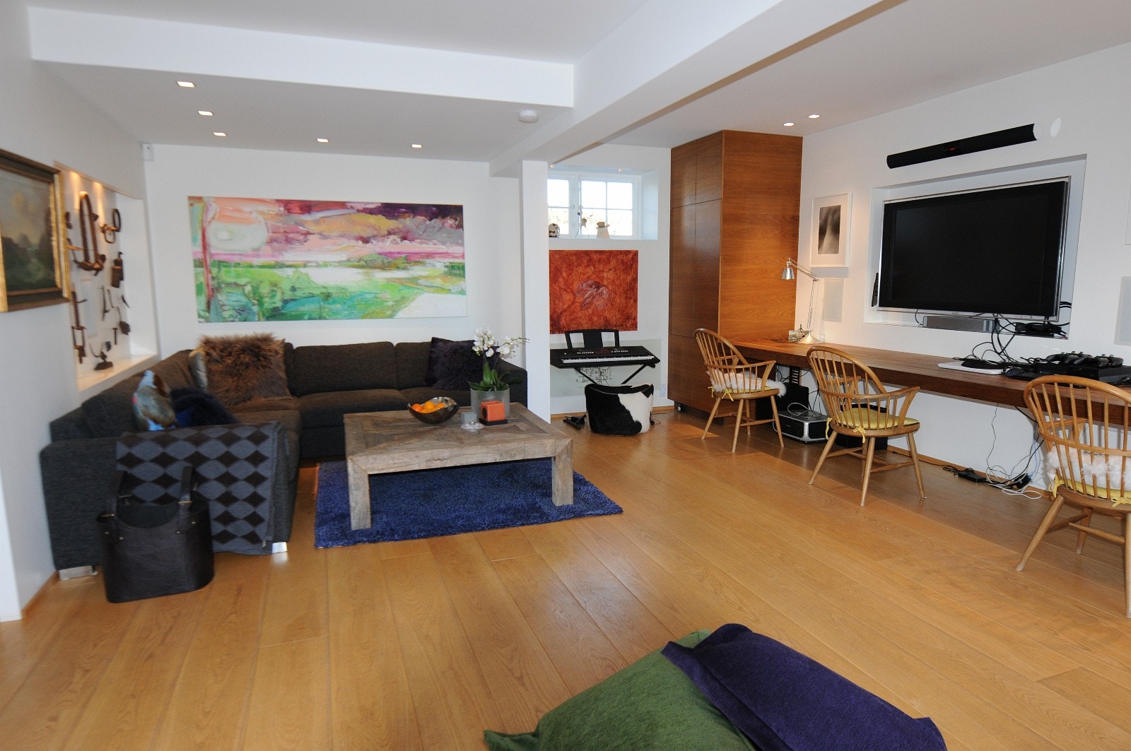 TV-stue mot syd med lang benk for bl.a. PC-bruk med tidl. innredning: Galleribilde