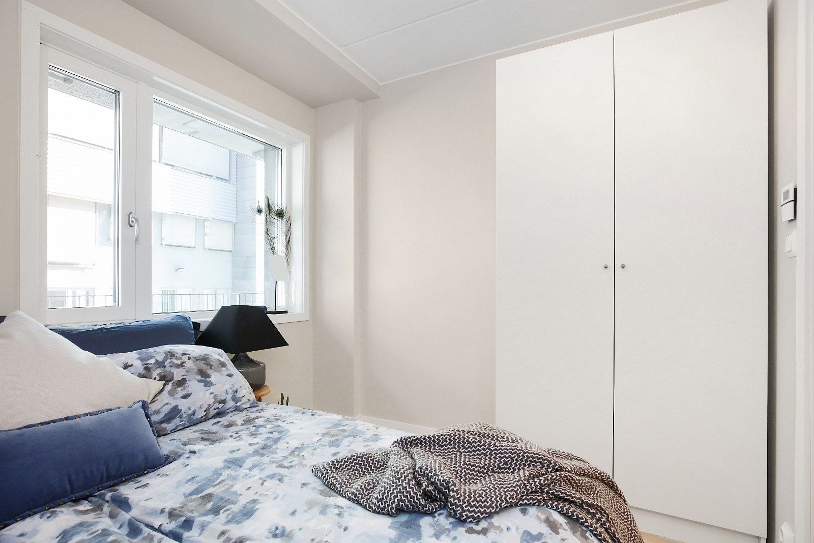 Soverom med garderobeskap Galleribilde