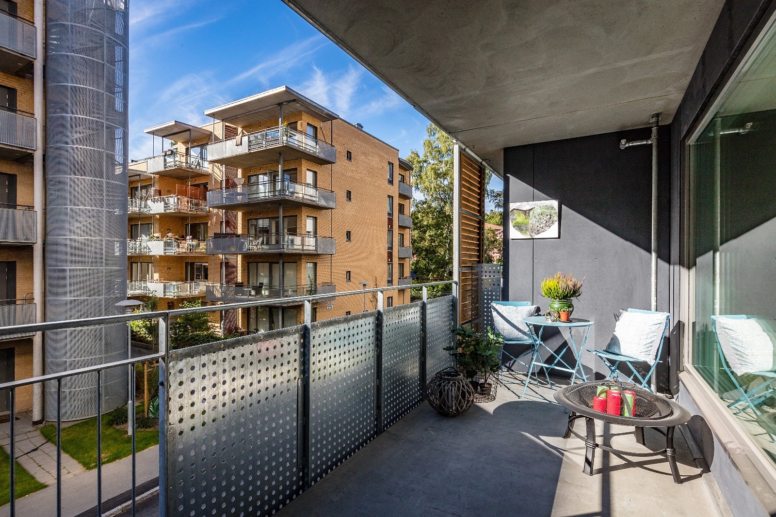 Stor terrasse med gode solforhold Galleribilde