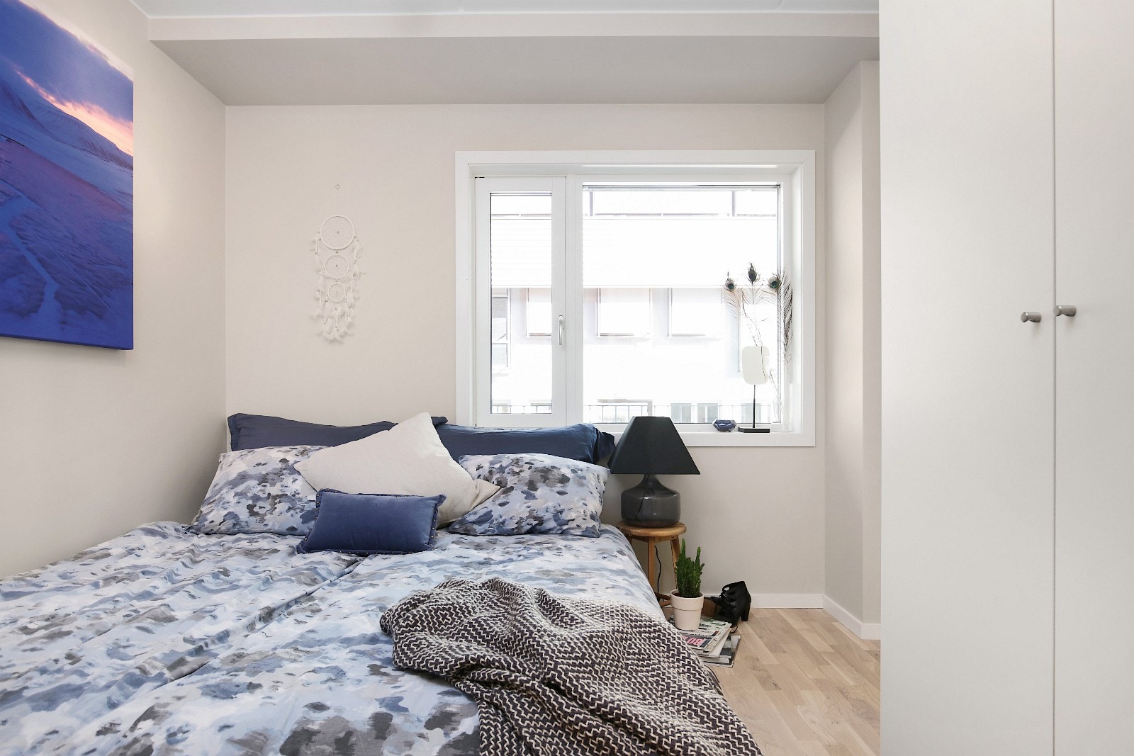 Soverom med garderobeskap Galleribilde