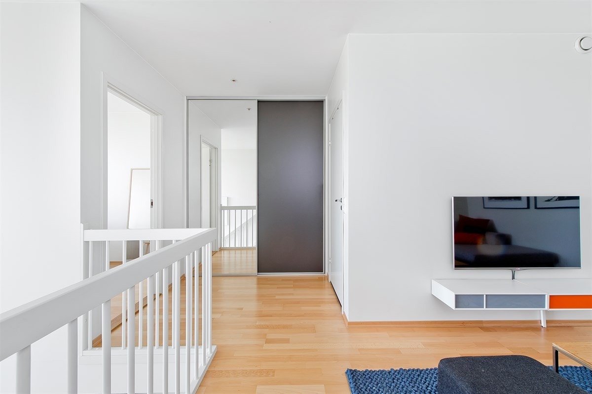 Etasjen har også en romslig skyvedørsgarderobe med god lagringsplass Galleribilde