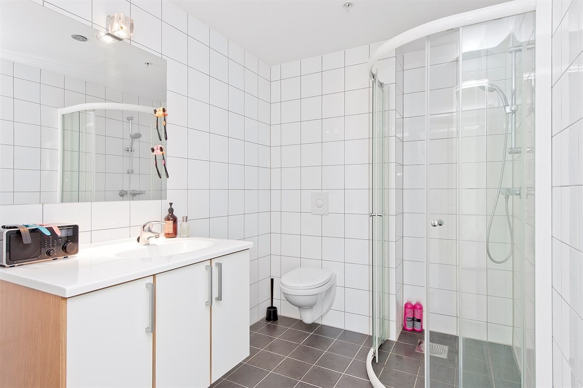 Badet er helfliset med varmekabler i gulv. Galleribilde