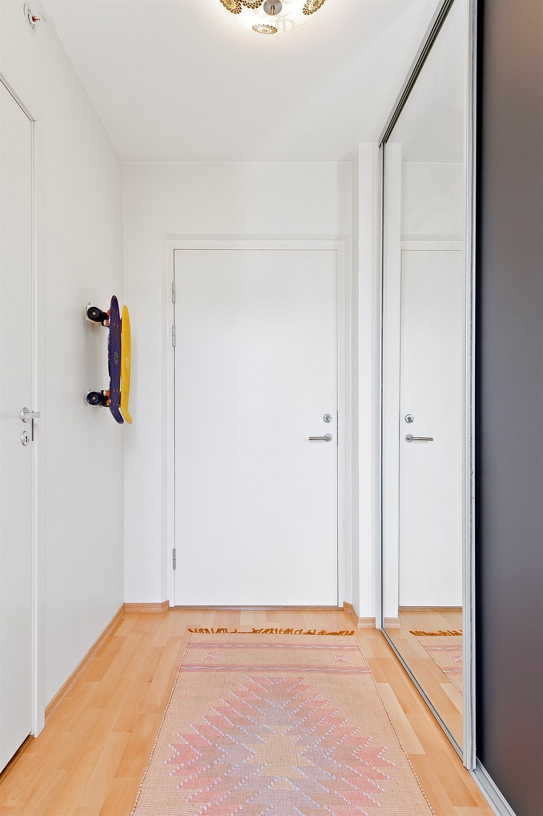 Også her er det en stor skyvedørsgarderobe med god lagringsplass. Galleribilde