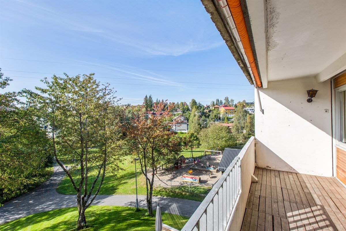 Velkommen til 3-roms endeleilighet med solrik balkong - Nydelig utsikt mot Mærradalen. Garasjeplass under blokken. Galleribilde