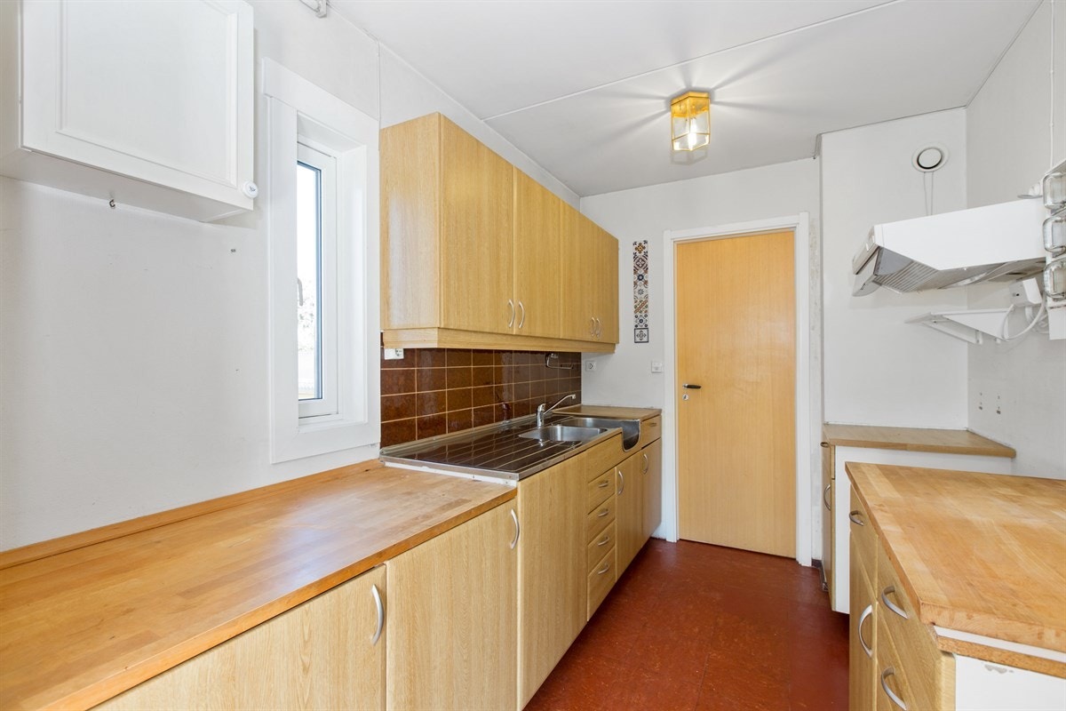 Kjøkken med ekstra vindu i gavelvegg. Galleribilde