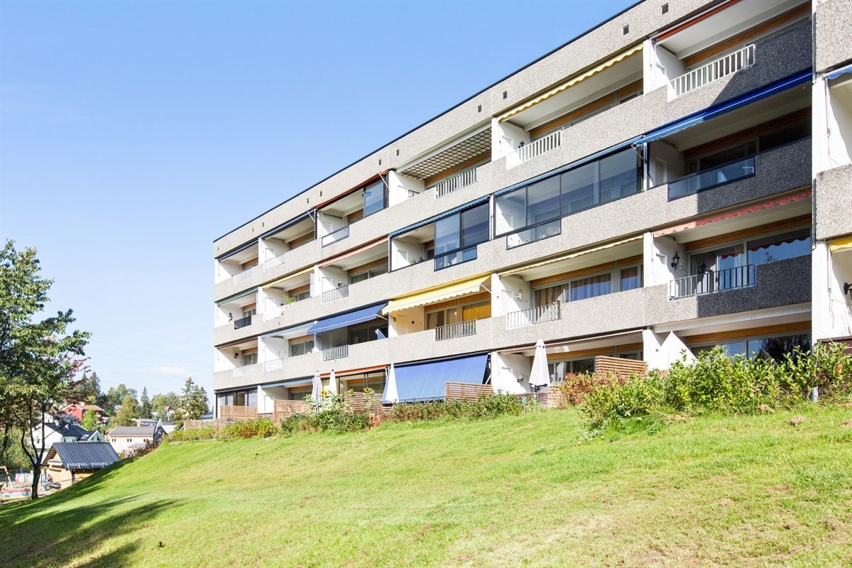 Populære Meklenborg Borettslag med store pent opparbeidede fellesområder med sittegrupper, lekeplasser, grillplass m.m. Galleribilde