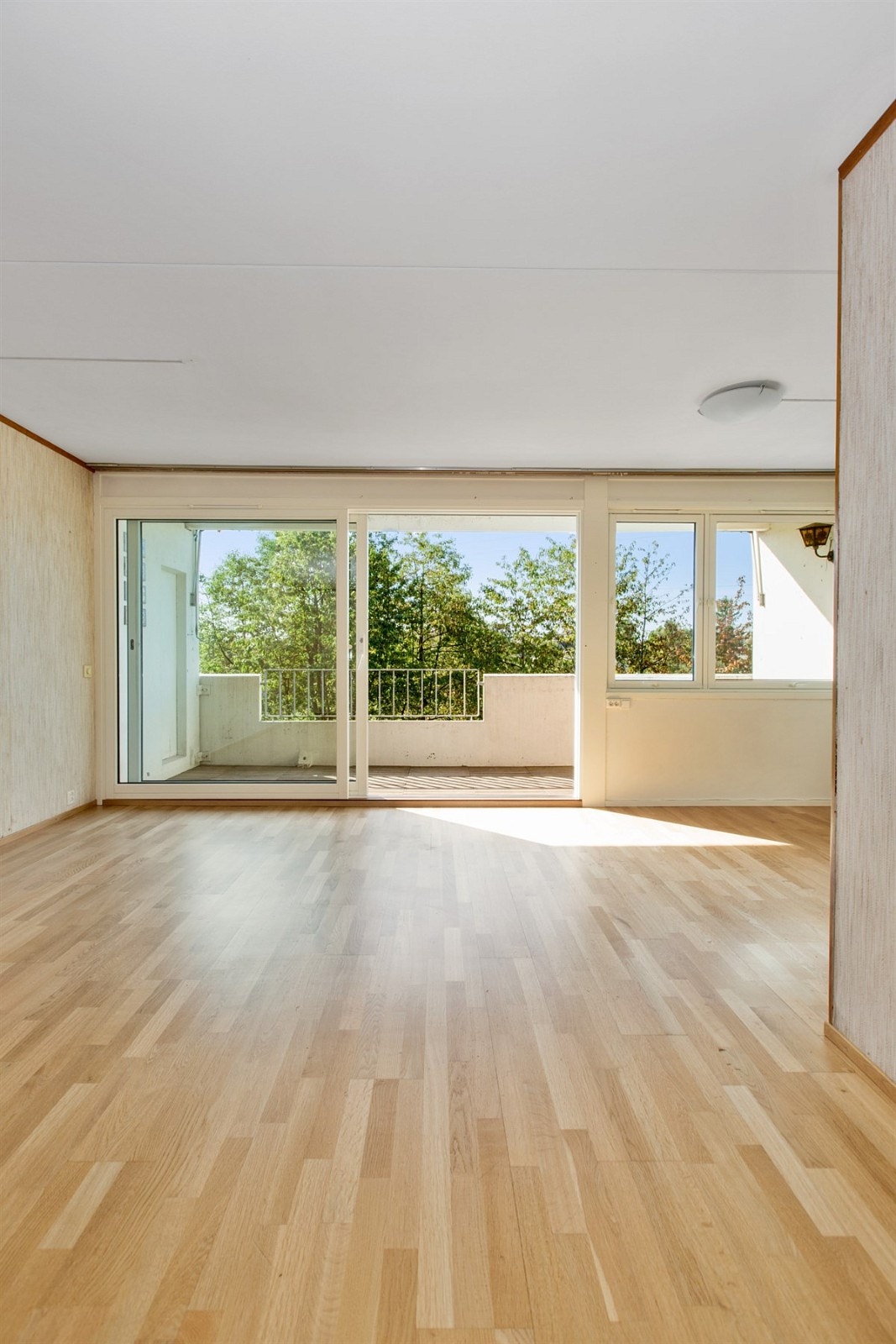 Stue med stor spiseplass og plass for sofa- og tv-løsning. Galleribilde