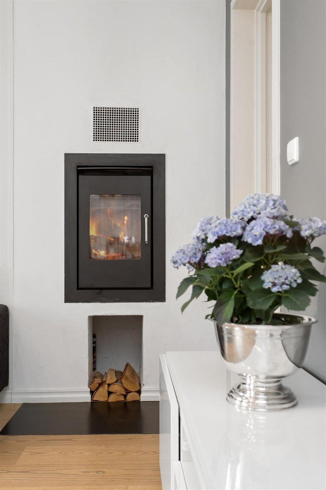 I stuen er det installert peisovn som gir god varme på kalde høst- og vinterkvelder. Peisinnsatsen ble satt inn i 2006 Galleribilde