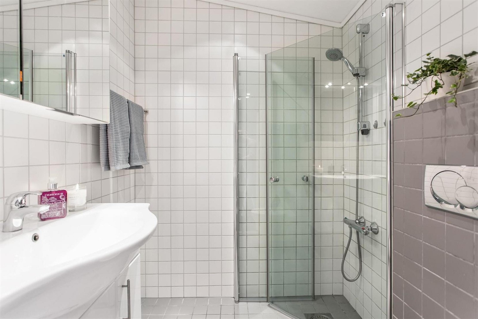 Tidsriktig valg av møblement og farger. Behagelig rom å starte dagen i Galleribilde