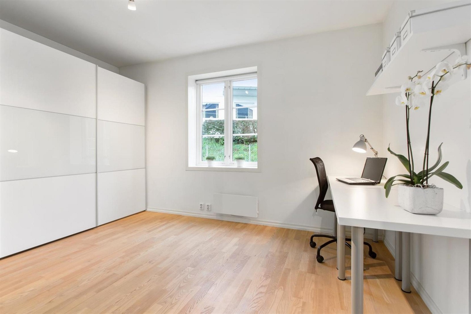 Leilighetens største soverom. Dagens eier benytter rommet som kontor. Stor skyvedørsgarderobeskap medfølger Galleribilde