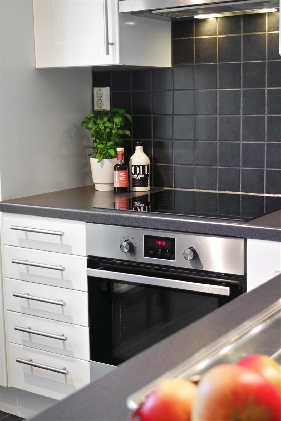 Praktisk med fliser mellom benkeplate og overskap. Integrert stekeovn, platetopp, kjøle- og fryseskap og oppvaskmaskin Galleribilde