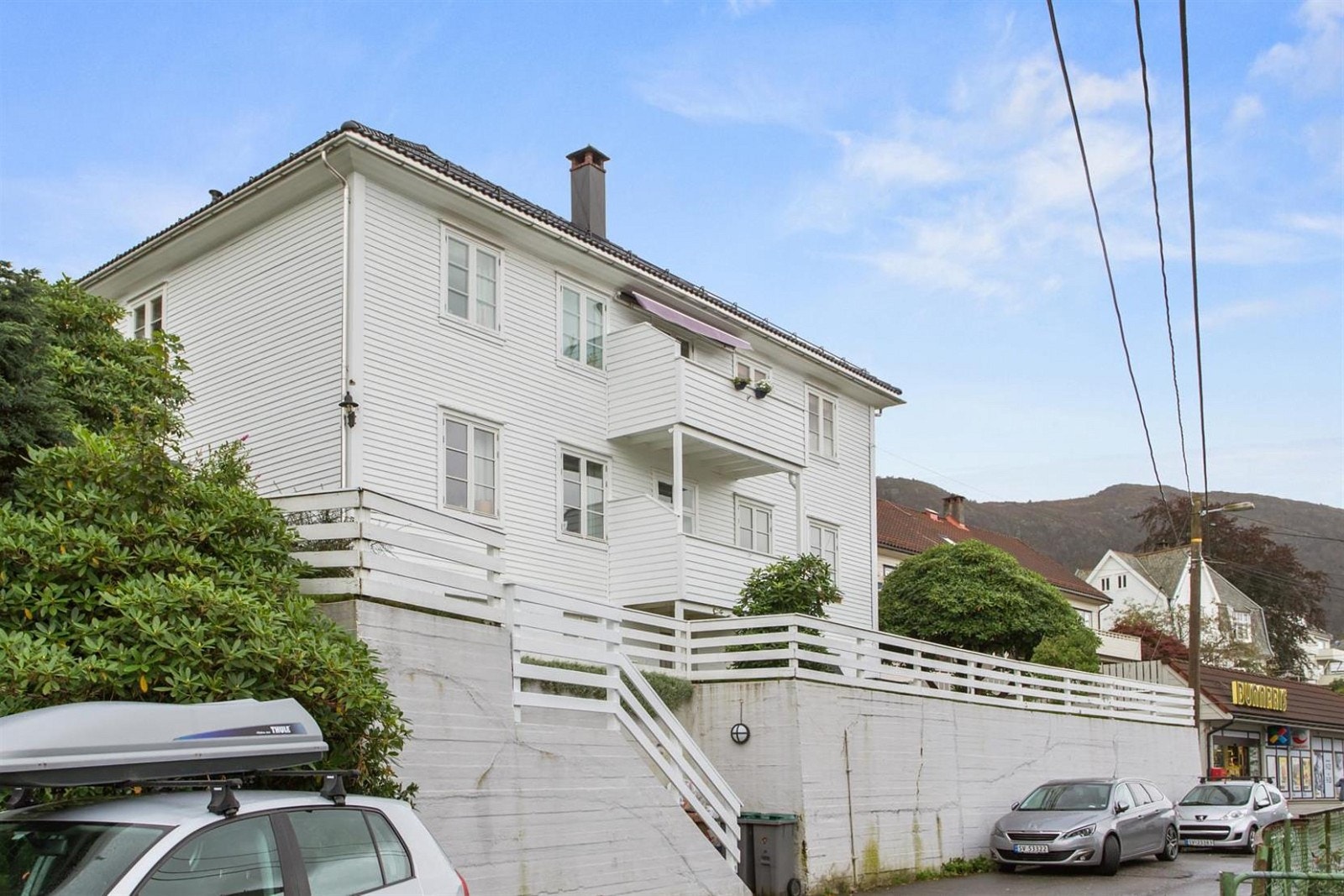 Fra leiligheten har man nærhet til alt man trenger i hverdagen. Umiddelbar nærhet til dagligvarebutikk (Bunnpris ligger likeved leiligheten). Gode bussforbindelser i Nattlandsveien Galleribilde