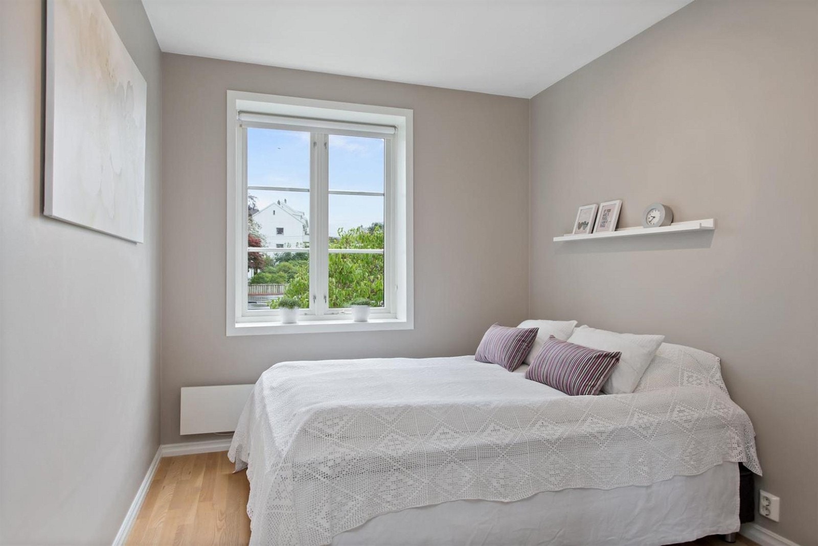 Leiligheten inneholder totalt tre soverom. Fra soverommet er det utsikt mot nærområdet. Stille og fredelig område Galleribilde