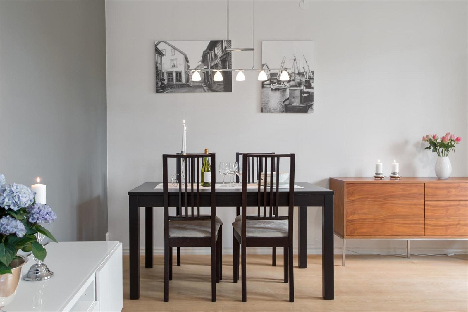 Her er det plass til å samle hele familien eller vennegjengen til hyggelig middag og selskap Galleribilde