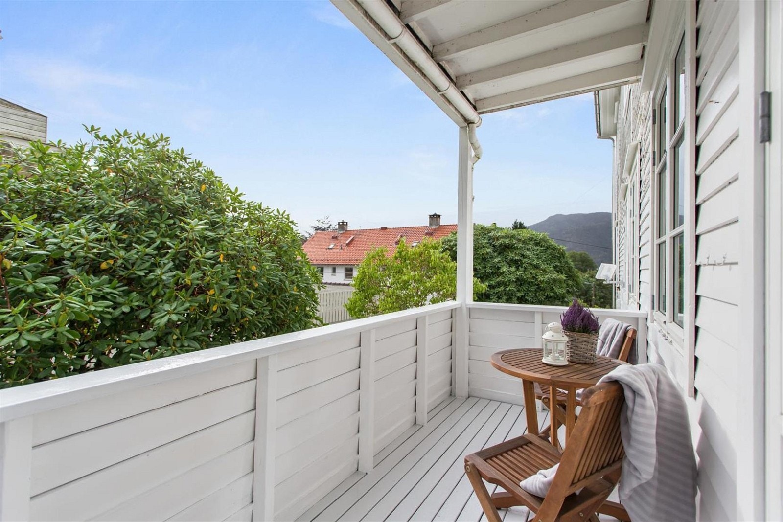 Herlig overbygget altan hvor man kan sitte tørt i godstolen ute selv om det kommer noen regndråper Galleribilde