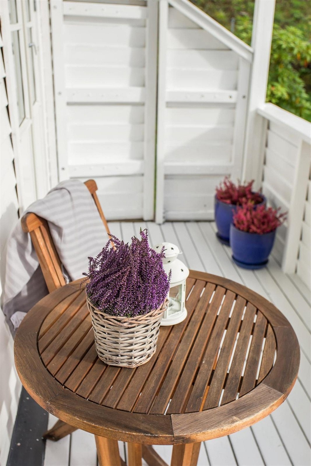 Fra stuen er det utgang til egen altan på totalt 6 kvm. Her kan man nyte solen og utsikten mot nærområdet Galleribilde