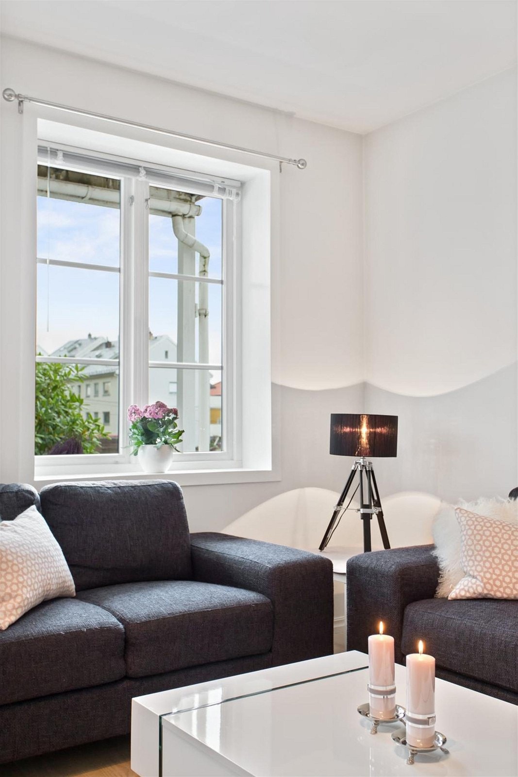 Rommet har vindusflater som sprer rikelig med naturlig dagslys inn i rommet. Stuen kan møbleres i ulike soner Galleribilde