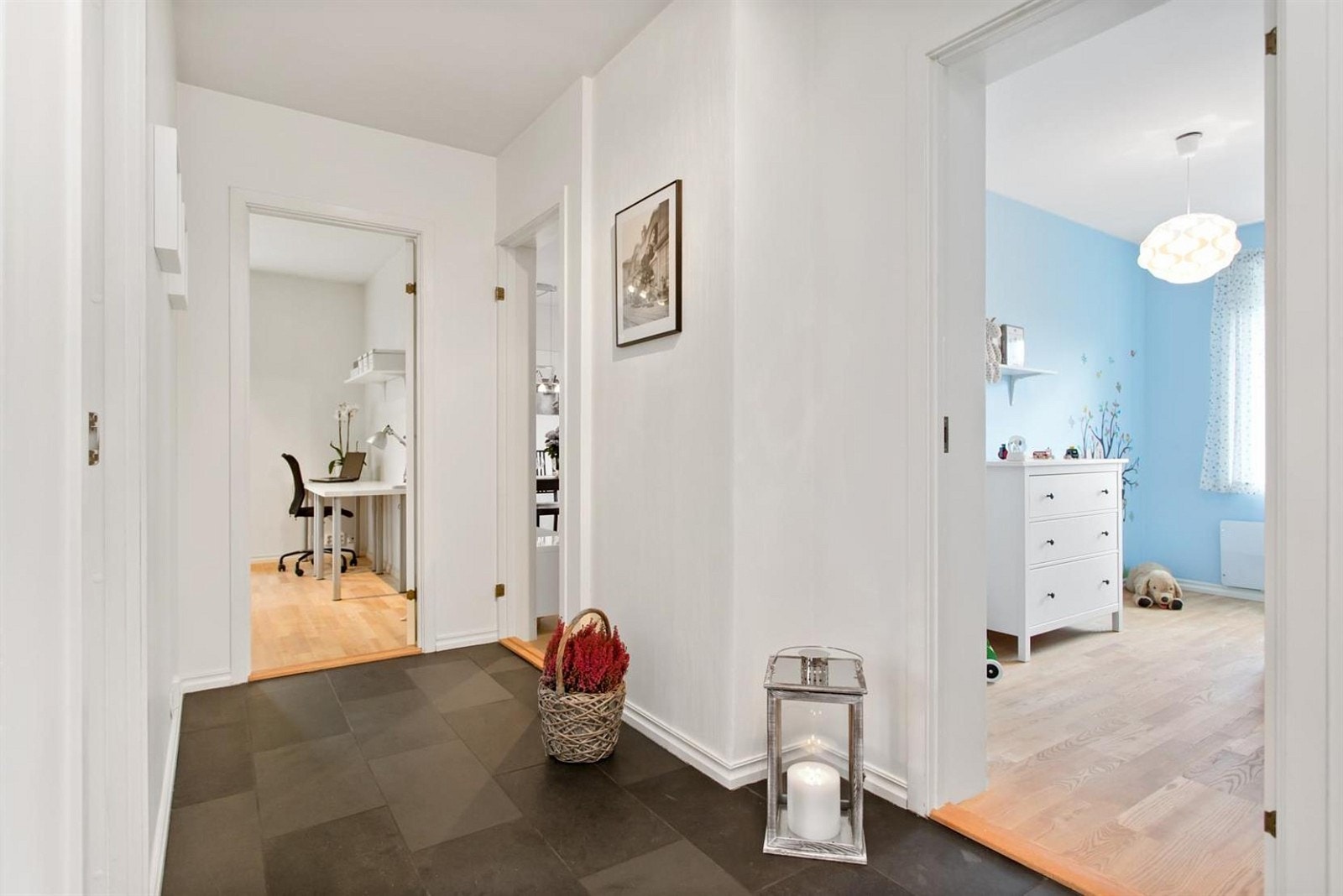 Innbydende og romslig entré med god plass til lagring og henge av seg yttertøy Galleribilde