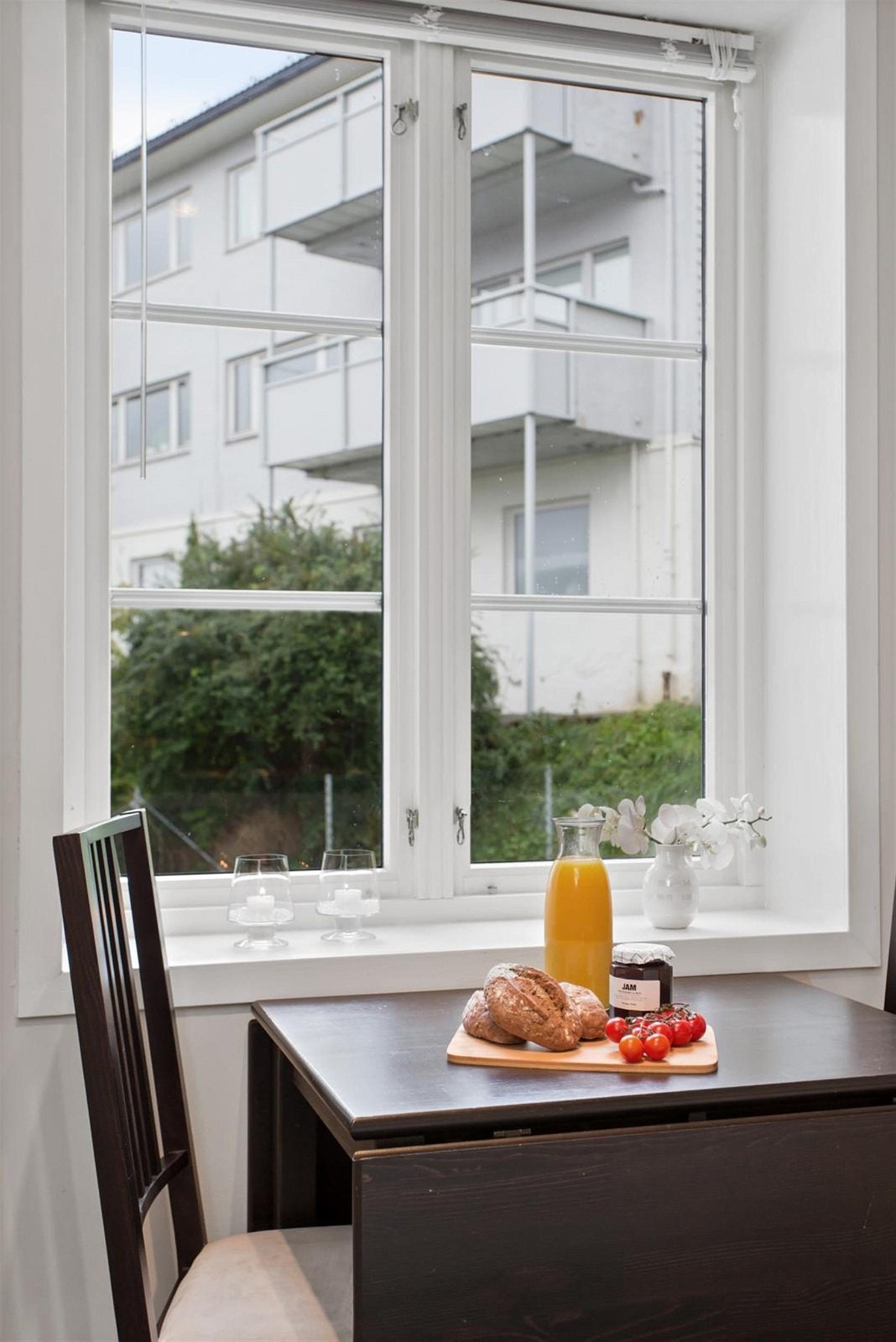 Lyst og trivelig kjøkken med god plass til spisebord. Her kan man nyte morgenkaffen, raske frokoster og middag i hverdagen Galleribilde