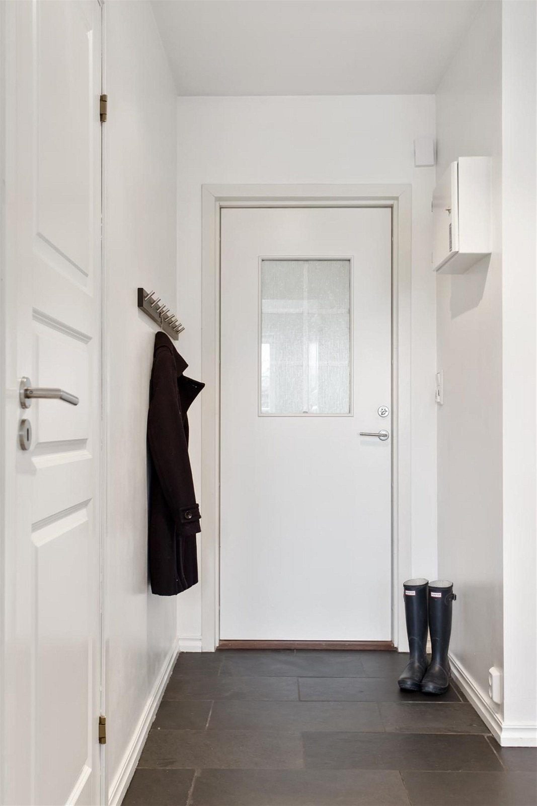 Entreen gir et godt førsteinntrykk av leiligheten og er praktisk innredet med gulvfliser. Varmekabler i gulvet Galleribilde