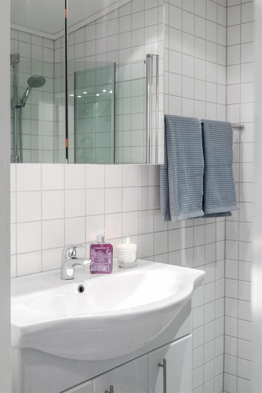Delikat helfliset bad med varmekabler i gulvet. Badet er utstyrt med veggheng toalett, dusj, servant med innredning. Downlights i himling Galleribilde
