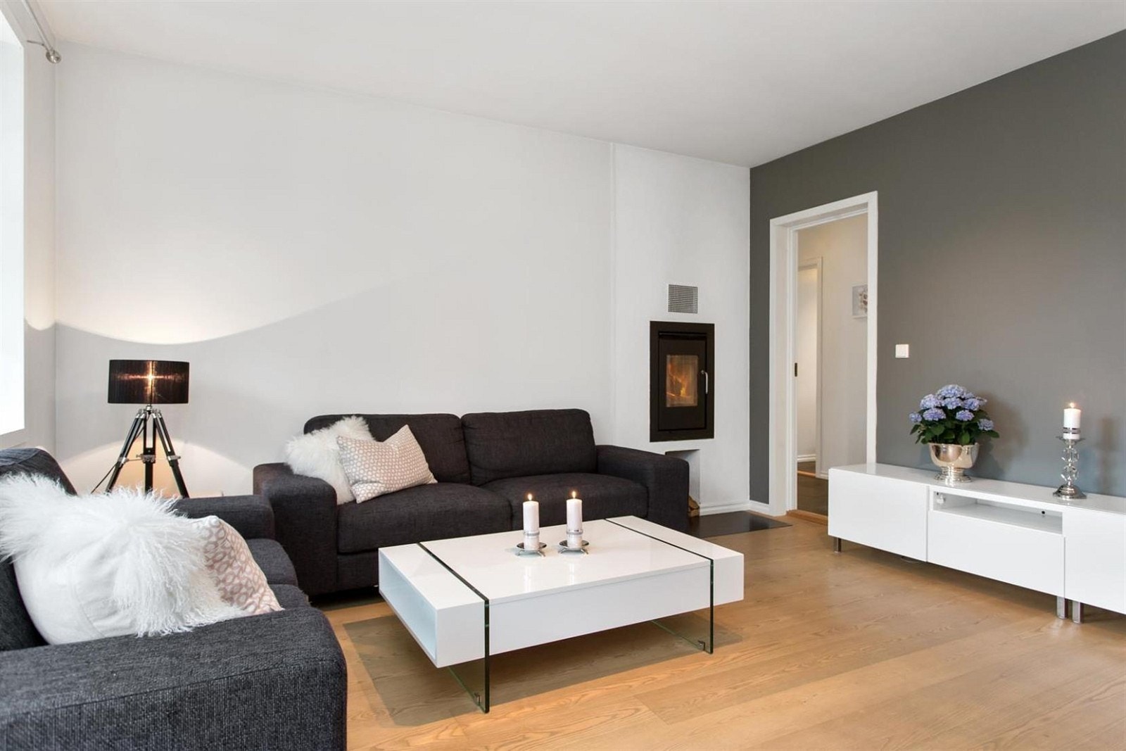 Stuen er meget tiltalende med lekkert parkettgulv og delikat farge på veggene Galleribilde